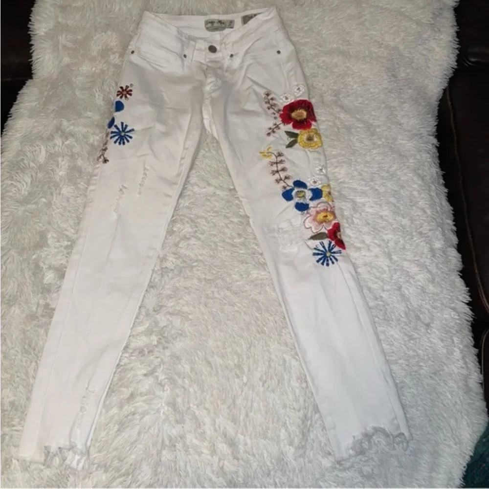 Indigo Rein Women White ankle Jeans size 5/26 Embroidered Flower raw distressed